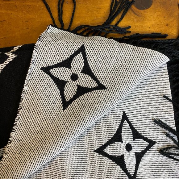 Louis Vuitton SCARF Pefect: Chasmere and Silk! - Picture 2 of 4